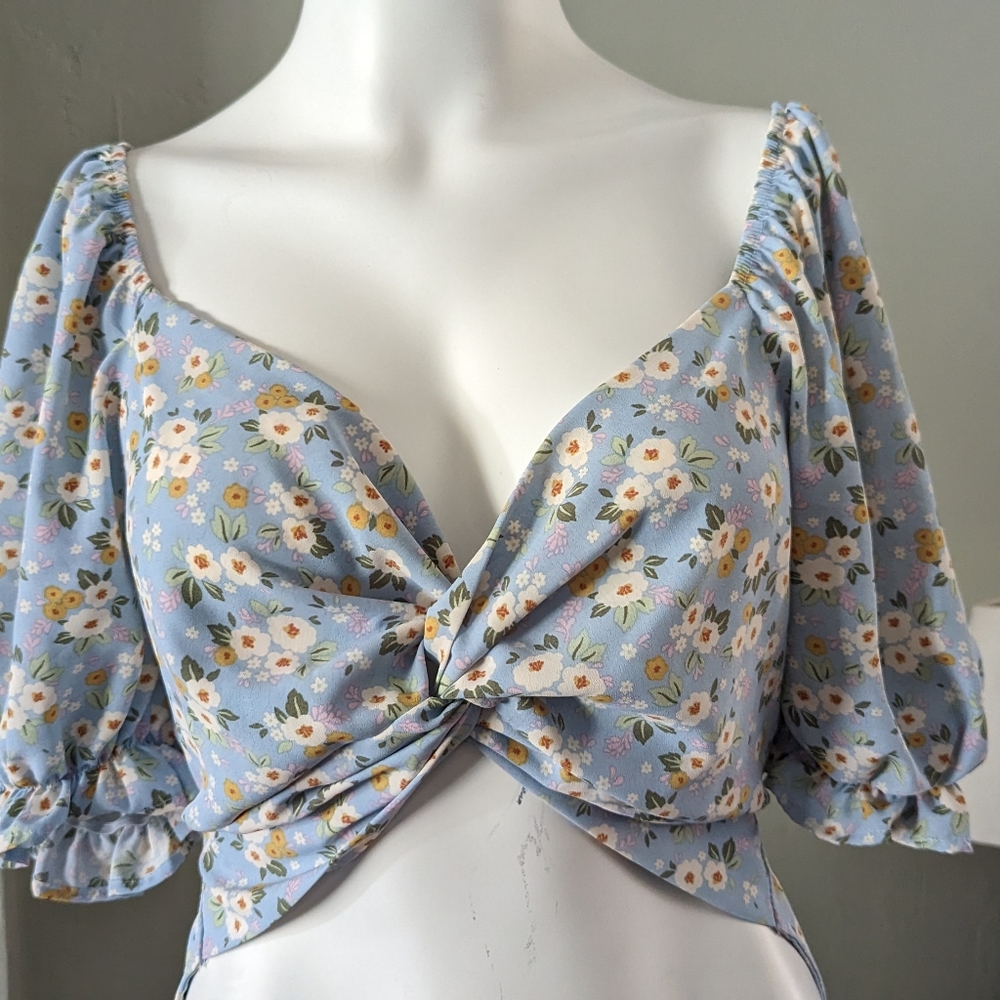 Amable Blue Floral Crop top Low cut with tie